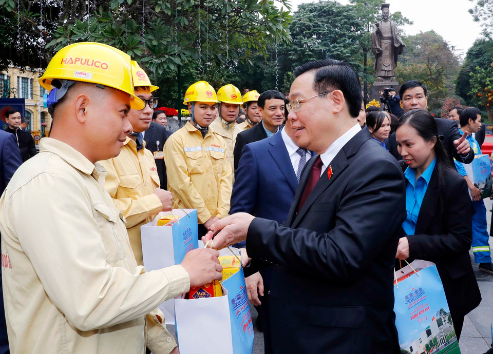 Chủ tịch Quốc hội Vương Đình Huệ tặng quà Tết cho công nhân lao động Thủ đô. (Ảnh: Nhan Sáng/TTXVN)