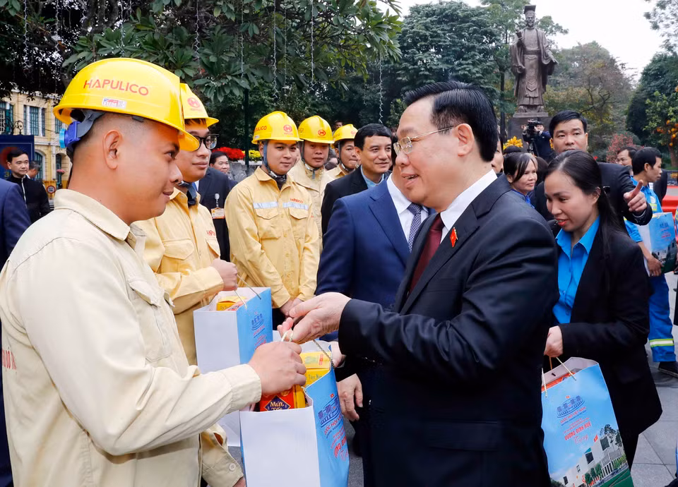 Chủ tịch Quốc hội Vương Đình Huệ tặng quà Tết cho công nhân lao động Thủ đô. (Ảnh: Nhan Sáng/TTXVN)
