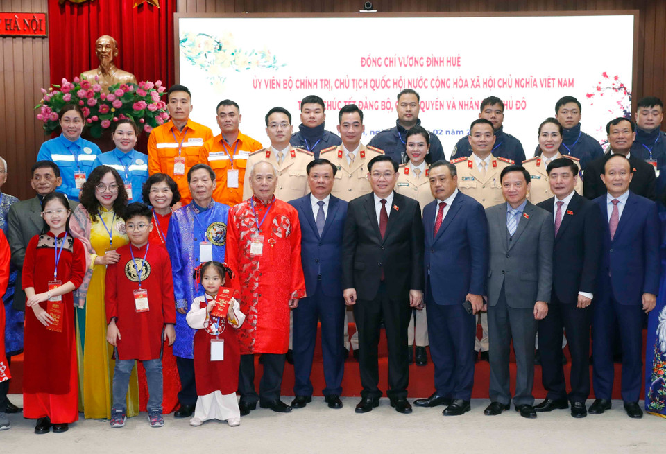 Chủ tịch Quốc hội Vương Đình Huệ với đại diện các tầng lớp nhân dân Thủ đô. . (Ảnh: Nhan Sáng/TTXVN)