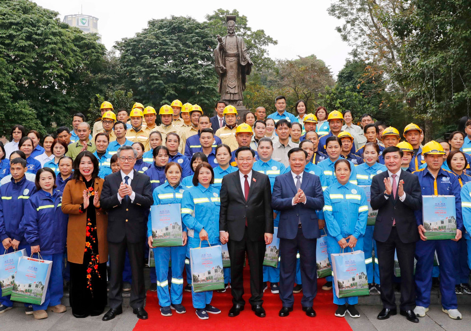 Chủ tịch Quốc hội Vương Đình Huệ với công nhân lao động Thủ đô. Ảnh: Nhan Sáng-TTXVN