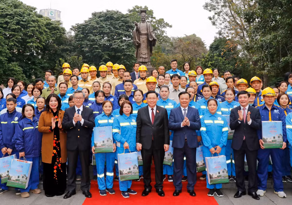 Chủ tịch Quốc hội Vương Đình Huệ với công nhân lao động Thủ đô. Ảnh: Nhan Sáng-TTXVN