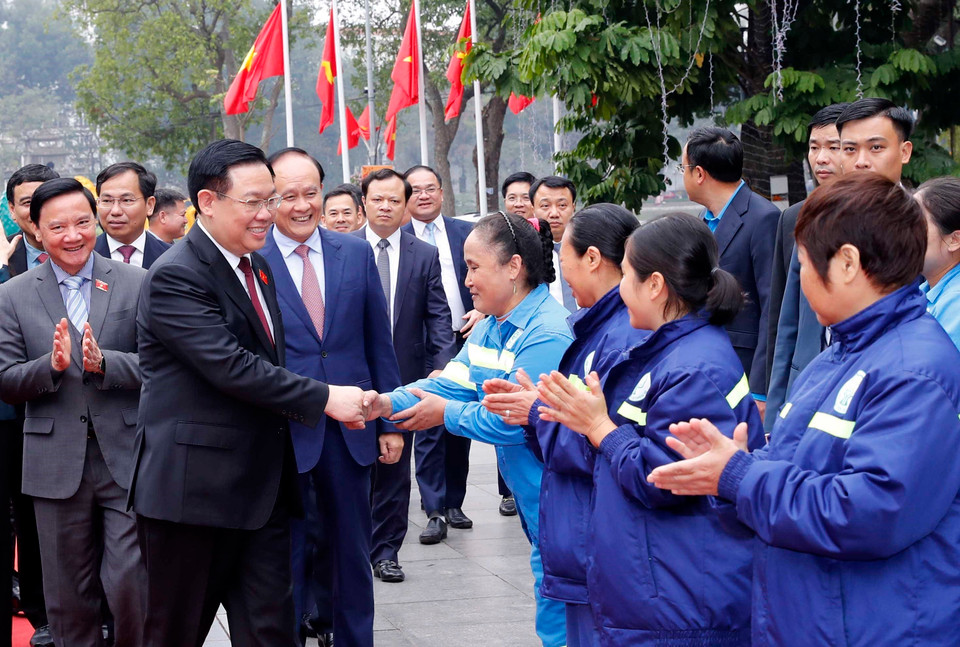 Chủ tịch Quốc hội Vương Đình Huệ với công nhân lao động Thủ đô. Ảnh: Nhan Sáng-TTXVN