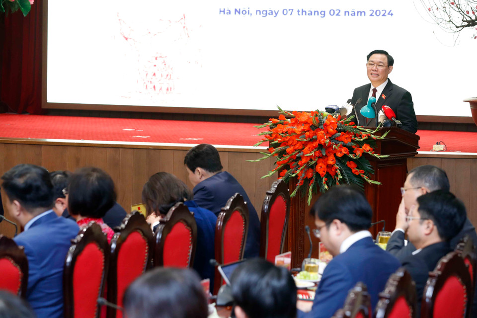 Chủ tịch Quốc hội Vương Đình Huệ chúc Tết Đảng bộ, chính quyền và nhân dân Thủ đô. (Ảnh: Nhan Sáng/TTXVN)