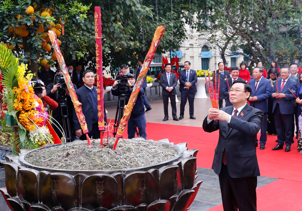 Chủ tịch Quốc hội Vương Đình Huệ dâng hương tại Tượng đài Vua Lý Thái Tổ. (Ảnh: Nhan Sáng/TTXVN)
