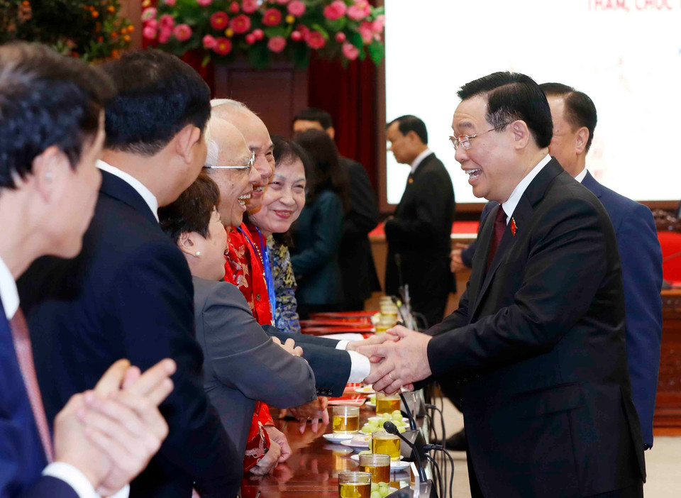 Chủ tịch Quốc hội Vương Đình Huệ với đại diện các tầng lớp nhân dân Thủ đô. . (Ảnh: Nhan Sáng/TTXVN)