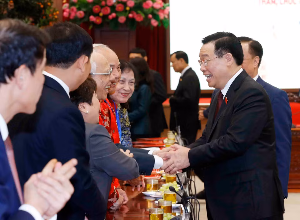 Chủ tịch Quốc hội Vương Đình Huệ với đại diện các tầng lớp nhân dân Thủ đô. . (Ảnh: Nhan Sáng/TTXVN)