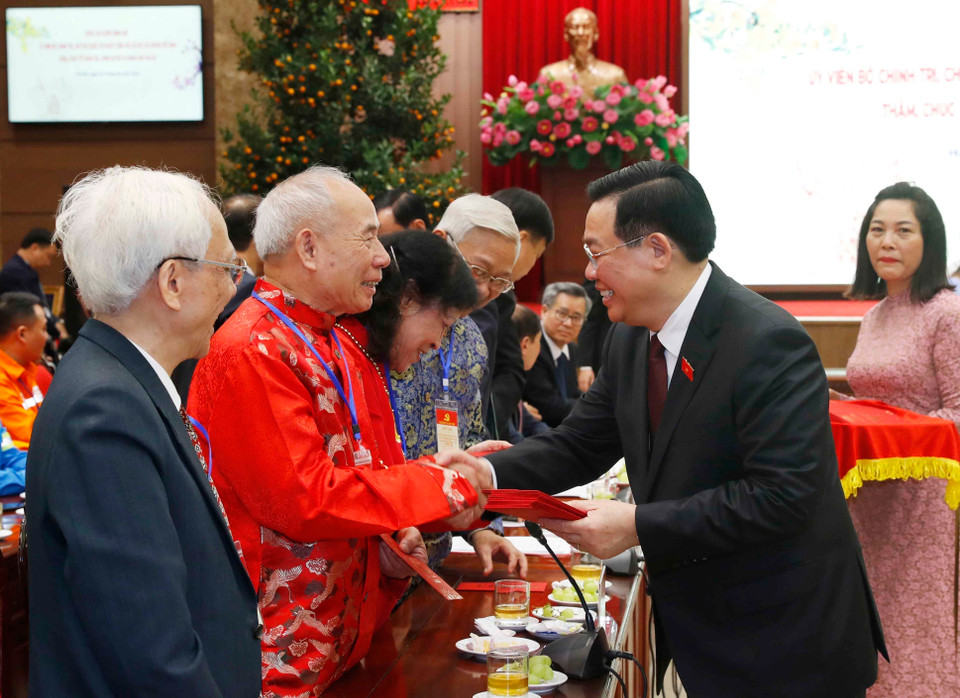 Chủ tịch Quốc hội Vương Đình Huệ chúc mừng năm mới đại diện các tầng lớp nhân dân Thủ đô. (Ảnh: Nhan Sáng/TTXVN)