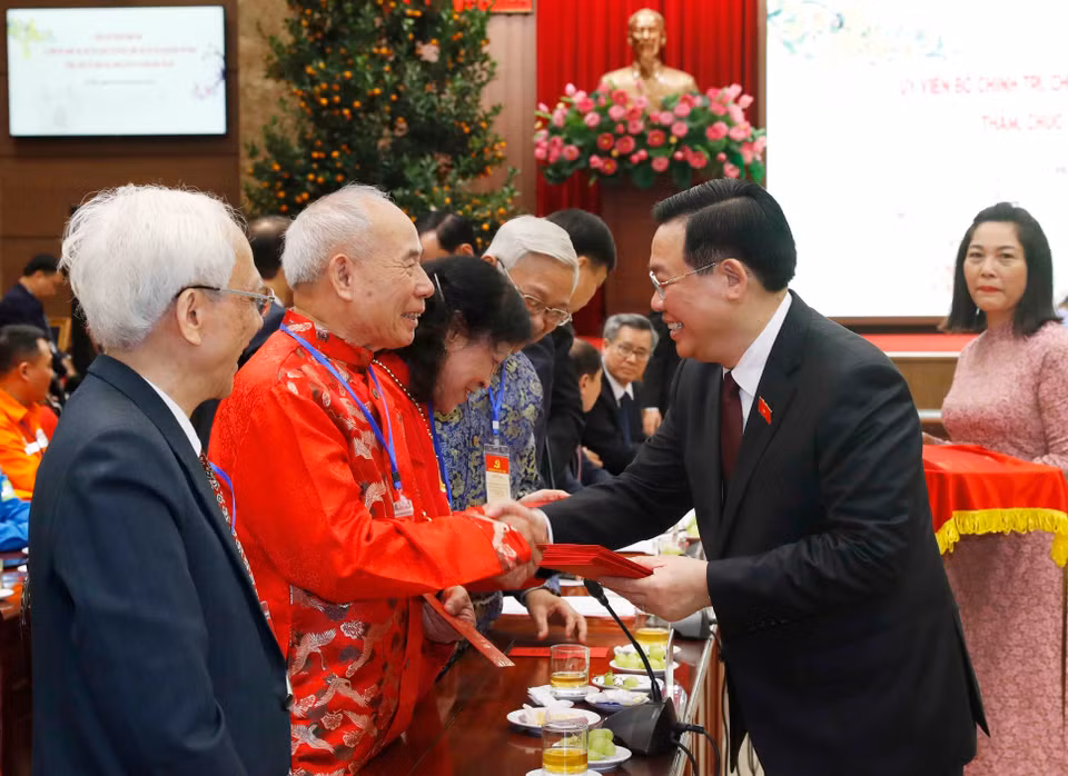 Chủ tịch Quốc hội Vương Đình Huệ chúc mừng năm mới đại diện các tầng lớp nhân dân Thủ đô. (Ảnh: Nhan Sáng/TTXVN)
