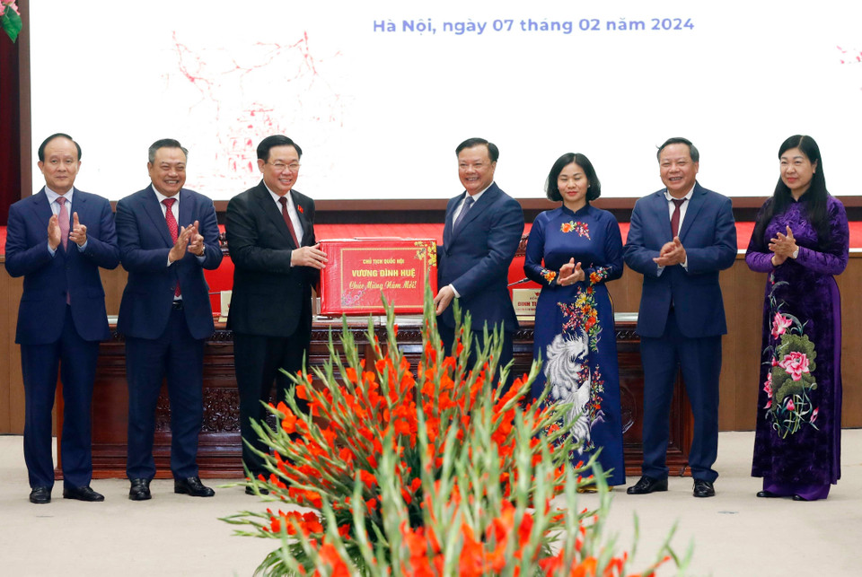 Chủ tịch Quốc hội Vương Đình Huệ tặng quà Tết cho lãnh đạo thành phố Hà Nội. (Ảnh: Nhan Sáng/TTXVN)