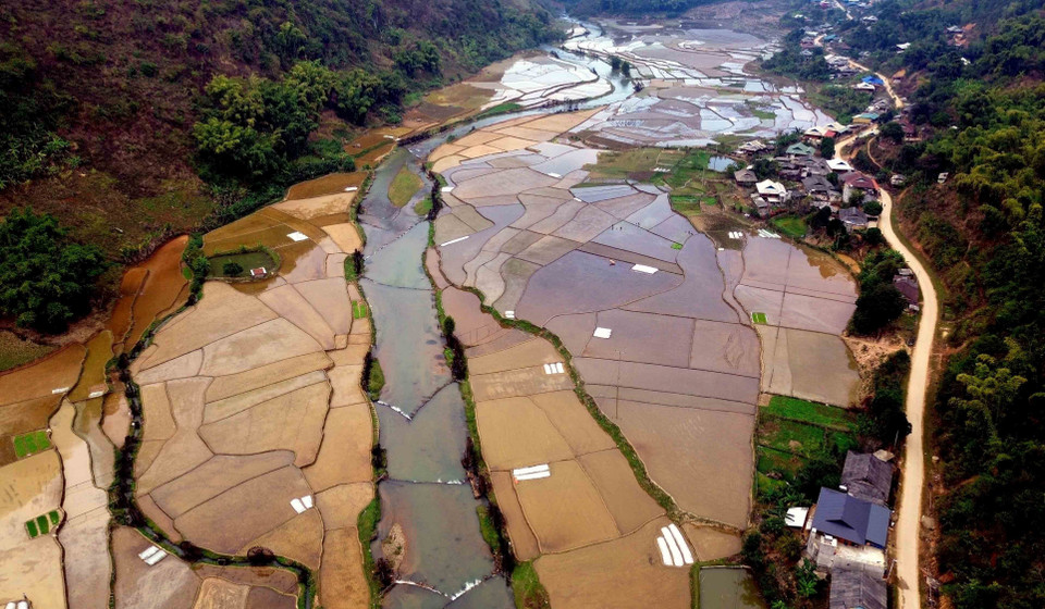 Những thửa ruộng tại bản É Tòng (Thuận Châu, Sơn La) mùa nước đổ. (Ảnh: Quang Quyết/TTXVN)