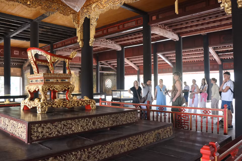 Một ngai vàng được phục dựng như nguyên bản để đáp ứng nhu cầu tìm hiểu của du khách dịp Tết này. (Ảnh: Tường Vi/TTXVN)