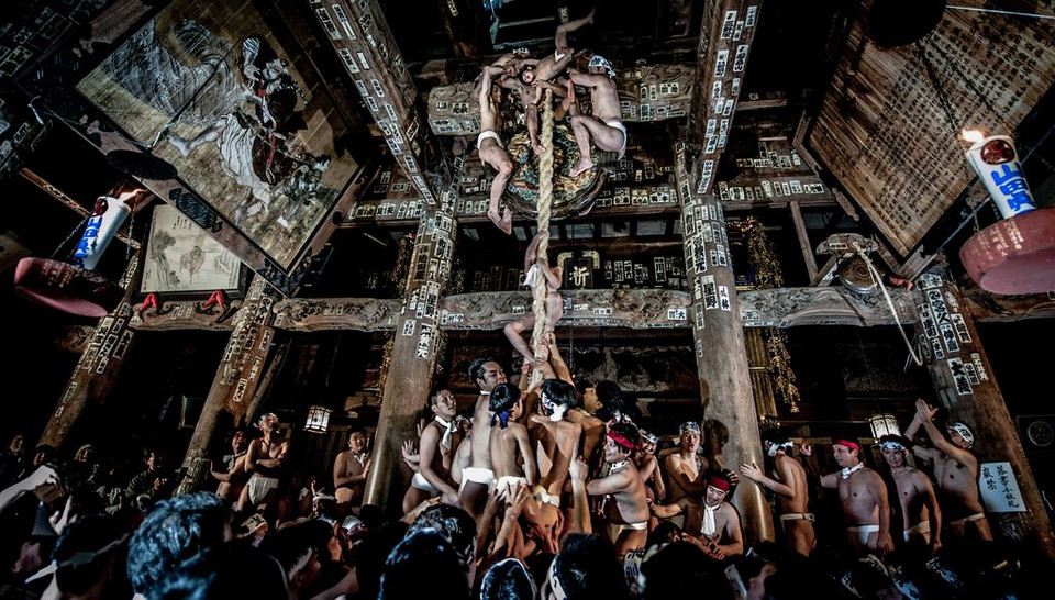 Lễ hội Nanokado Hadaka-mairi diễn ra ngày 7/1 hàng năm tại Yanaizu, Nhật Bản. Những người đàn ông tham gia lễ hội chỉ đóng khố, leo lên một sợi dây khổng lồ để cầu nguyện cho sức khoẻ và thịnh vượng trong năm mới. (Nguồn: NatGeo)