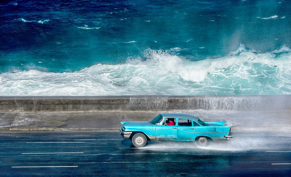 Một chiếc xe cổ chạy dọc theo con đường sát bờ biển, ở Havana, Cuba. (Nguồn: NatGeo)