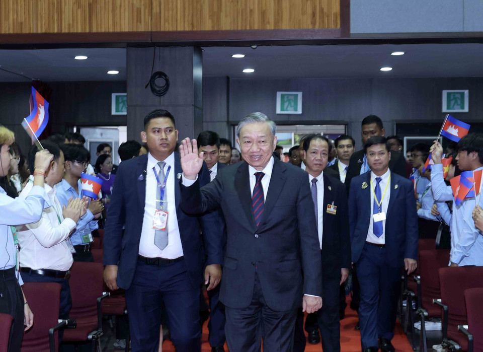 Chủ tịch nước Tô Lâm đến thăm Đại học Hoàng gia Phnom Penh. (Ảnh: Nhan Sáng/TTXVN)
