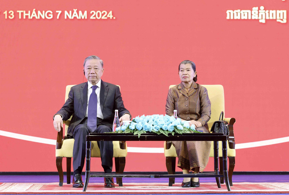 Chủ tịch nước Tô Lâm và Samdech Men Sam An, Cố vấn đặc biệt của Quốc vương Campuchia, Chủ tịch Hội Hữu nghị Campuchia-Việt nam tại buổi gặp mặt. (Ảnh: Nhan Sáng/TTXVN)