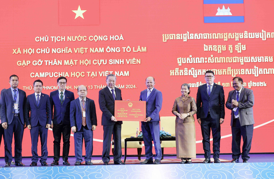 Chủ tịch nước Tô Lâm tặng quà cho Hội Cựu sinh viên Campuchia học tại Việt Nam. (Ảnh: Nhan Sáng/TTXVN)