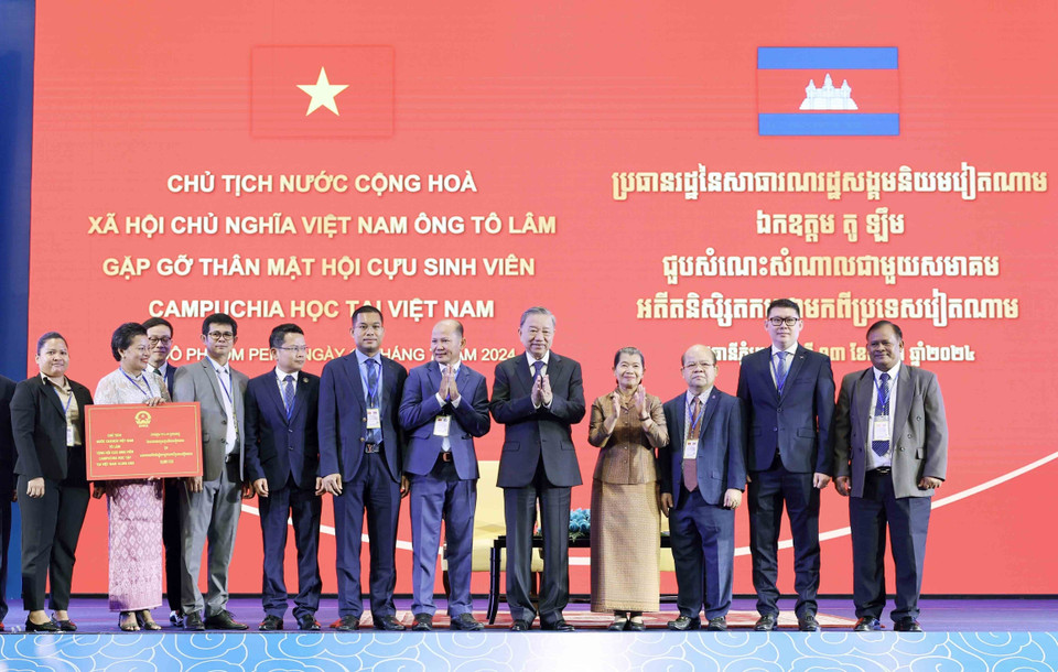 Chủ tịch nước Tô Lâm tặng quà cho Hội Cựu sinh viên Campuchia học tại Việt Nam. (Ảnh: Nhan Sáng/TTXVN)