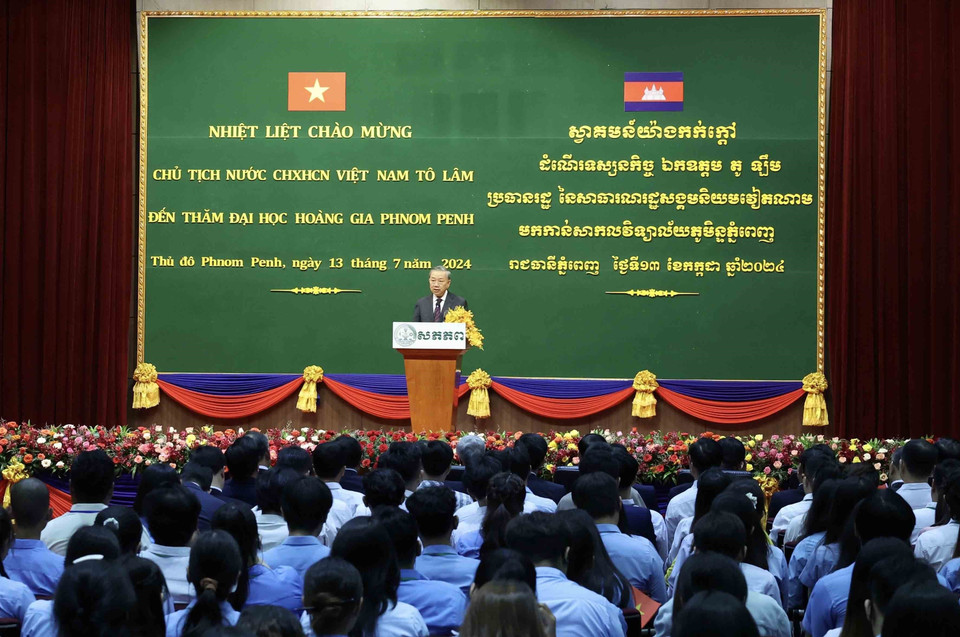 Chủ tịch nước Tô Lâm phát biểu tại Đại học Hoàng gia Phnom Penh. (Ảnh: Nhan Sáng/TTXVN)