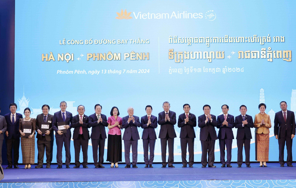 Chủ tịch nước Tô Lâm với các đại biểu tại buổi lễ khai trương đường bay Hà Nội-Phnom Penh (Ảnh: Nhan Sáng/TTXVN)