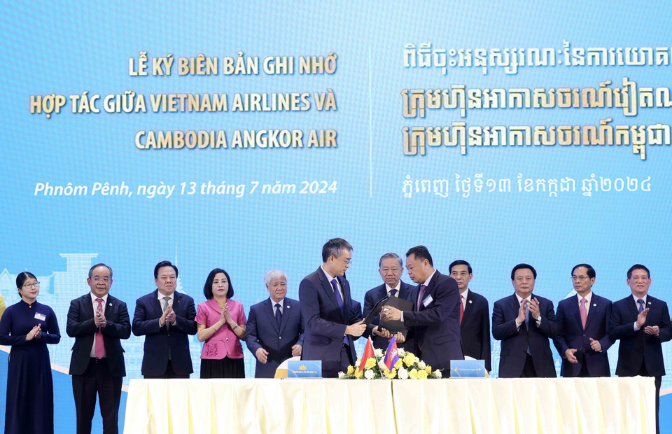 Chủ tịch nước Tô Lâm chứng kiến Lễ ký biên bản ghi nhớ hợp tác giữa Vietnam Airlines và Cambodia Angkor Air. (Ảnh: Nhan Sáng/TTXVN)