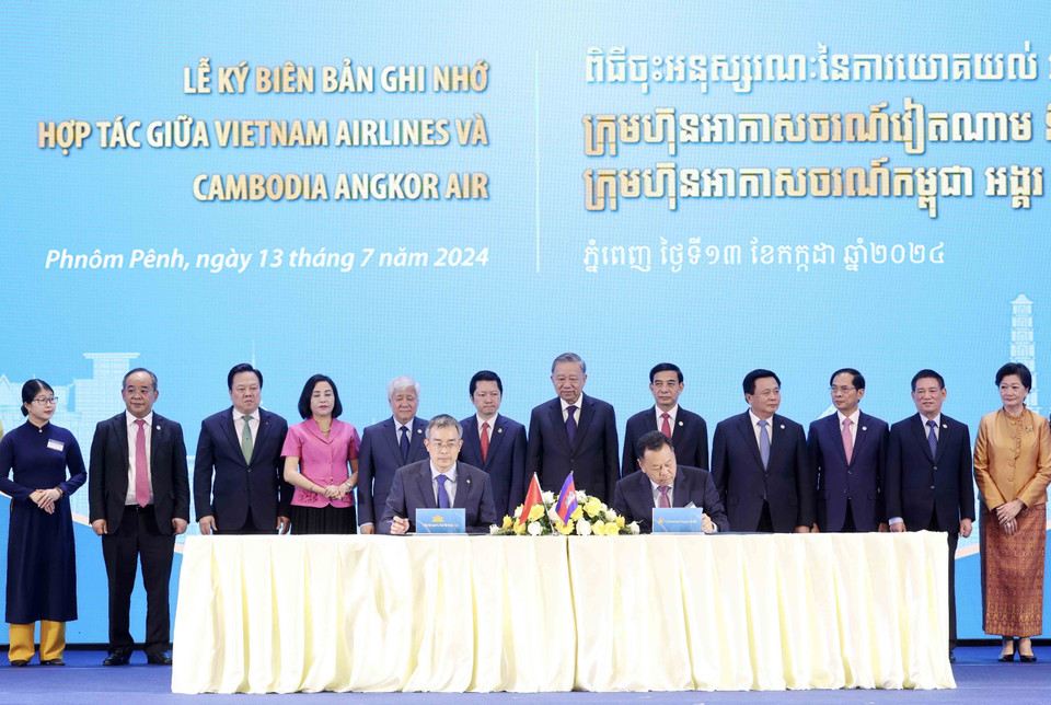 Chủ tịch nước Tô Lâm chứng kiến Lễ ký biên bản ghi nhớ hợp tác giữa Vietnam Airlines và Cambodia Angkor Air. (Ảnh: Nhan Sáng/TTXVN)