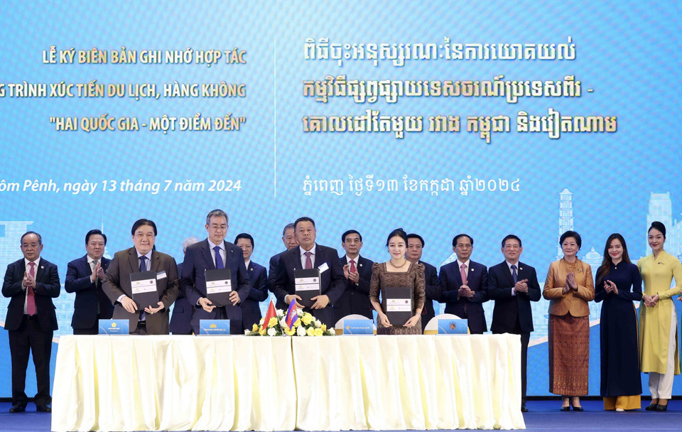 Chủ tịch nước Tô Lâm chứng kiến Lễ ký biên bản ghi nhớ hợp tác Chương trình xúc tiến du lịch, hàng không "Hai quốc gia-Một điểm đến." (Ảnh: Nhan Sáng/TTXVN)