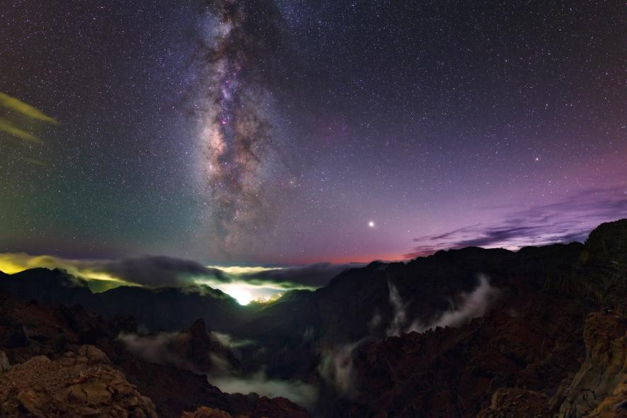 Khoảnh khắc sau khi mặt trời lặn, các ngôi sao xuất hiện trên bầu trời ở Caldera de Taburiente. (Nguồn: NatGeo)