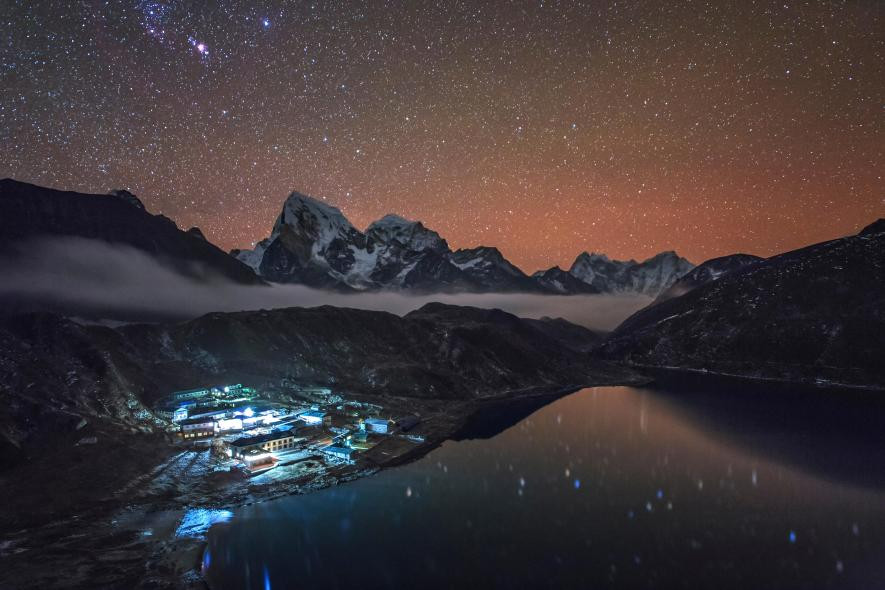 Bầu trời sao lấp lánh ở ngôi làng của người Sherpa Gokyo tại hồ Dudh Pokhari trong Vườn quốc gia Sagarmatha, Nepal.(Nguồn: NatGeo)