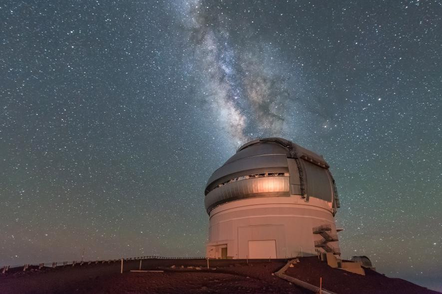 Dải ngân hà được thấy rõ trên Đài quan sát Mauna Kea tại Big Island, Hawaii. (Nguồn: NatGeo)