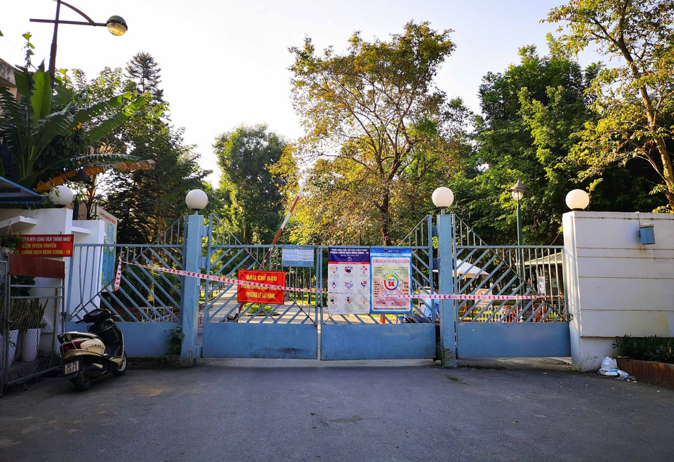 Cổng công viên Thống Nhất ở đường Đại Cồ Việt, Trần Nhân Tông, Lê Duẩn, Nguyễn Đình Chiểu đều đã chăng dây, đặt biển báo. (Ảnh: Thanh Tùng/TTXVN)