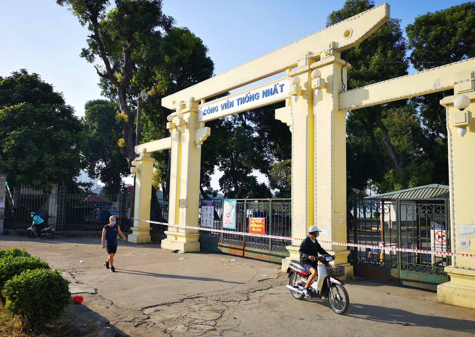 Tạm thời phong tỏa công viên Thống Nhất để truy vết, người dân không được vào bên trong công viên để tham quan, tập thể dục. (Ảnh: Thanh Tùng/TTXVN)