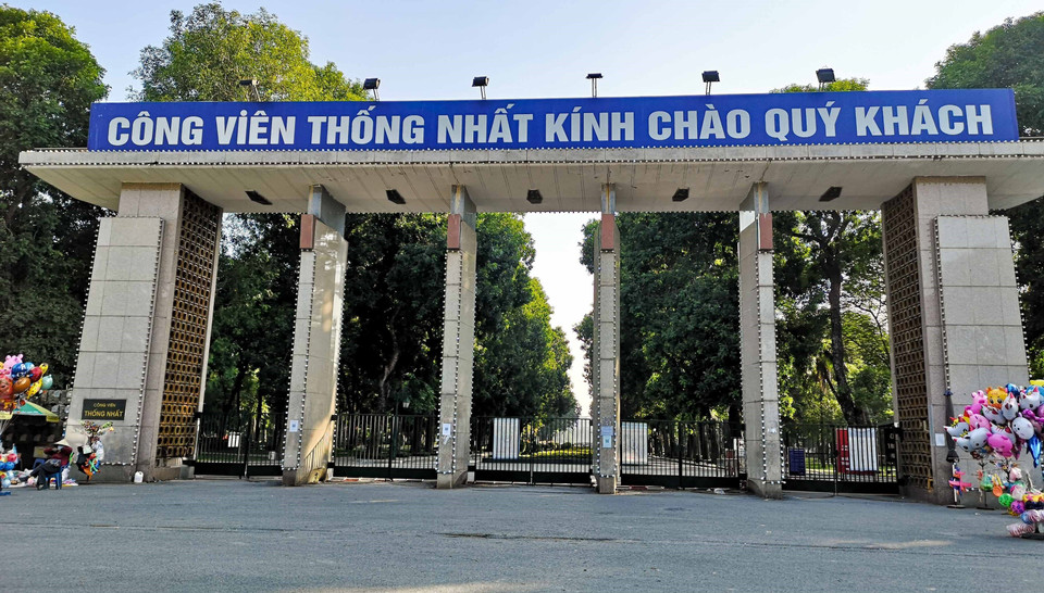 Tạm thời phong tỏa công viên Thống Nhất để truy vết, người dân không được vào bên trong công viên để tham quan, tập thể dục. (Ảnh: Thanh Tùng/TTXVN)