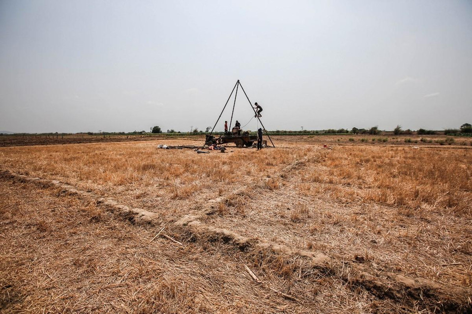 Tại địa bàn xã Ealê (huyện Ea Súp), tình trạng thiếu nước đã ở mức báo động. Ngay cả việc khoan giếng lấy nước tưới dường như cũng là công việc bất khả thi vì ngay phía dưới lớp đất trồng chỉ toàn đá và... đá. (Ảnh: Trọng Đạt/TTXVN)