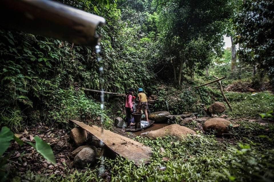 Do mùa khô năm nay kéo dài và cực đoan hơn nên những con nước ở huyện Cư Mgar đã bắt đầu cạn kiệt. (Ảnh: Trọng Đạt/TTXVN)
