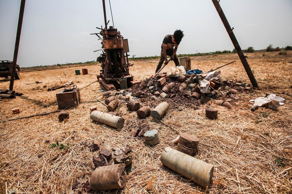 Tại địa bàn xã Ealê (huyện Ea Súp), tình trạng thiếu nước đã ở mức báo động. Ngay cả việc khoan giếng lấy nước tưới dường như cũng là công việc bất khả thi vì ngay phía dưới lớp đất trồng chỉ toàn đá và...đá. (Ảnh: Trọng Đạt/TTXVN)