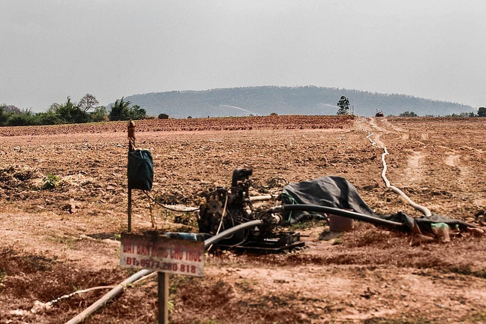 Tại xã Ea Bung (huyện Ea Súp), lượng mưa trái mùa giảm sút nghiêm trọng, người dân đã phải dùng máy bơm nước với dây dẫn dài tới cả km để dẫn nước tưới tiêu cho cây trồng từ mương nước tưới tiêu của xã. (Ảnh: Trọng Đạt/TTXVN)