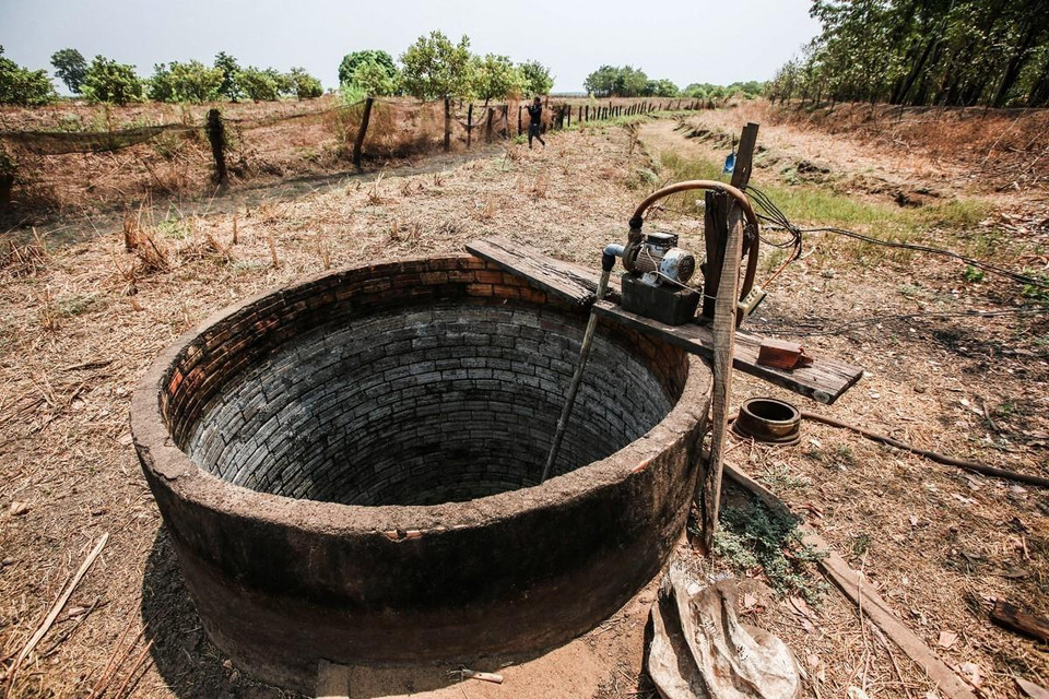Những chiếc giếng khơi giữ nước tưới tiêu giờ trở nên thừa thãi ở khắp nơi. (Ảnh: Trọng Đạt/TTXVN)