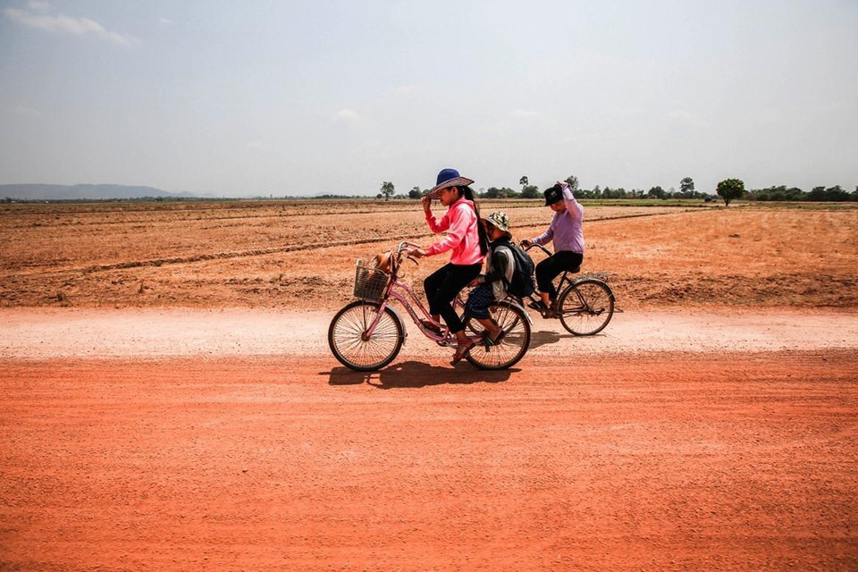  Học sinh xã Cư Kbang, huyện Ea Súp tới trường trong cái nắng nóng như thiêu đốt trên vùng đất đỏ không một bóng cây.(Ảnh: Trọng Đạt/TTXVN)