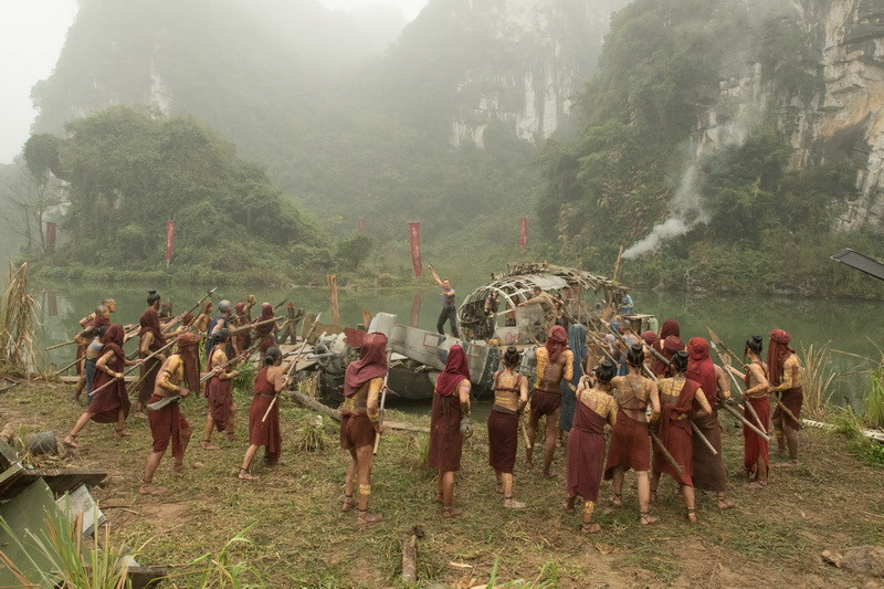 Dàn diễn viên quần chúng người Việt Nam trong một cảnh quay. (Nguồn: Warner Bros)