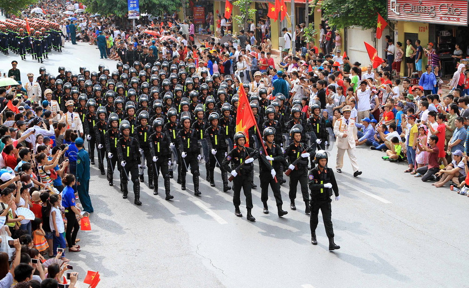 Lễ diễu binh, diễu hành cấp Quốc gia trên phố Nguyễn Thái Học. (Ảnh: TTXVN)