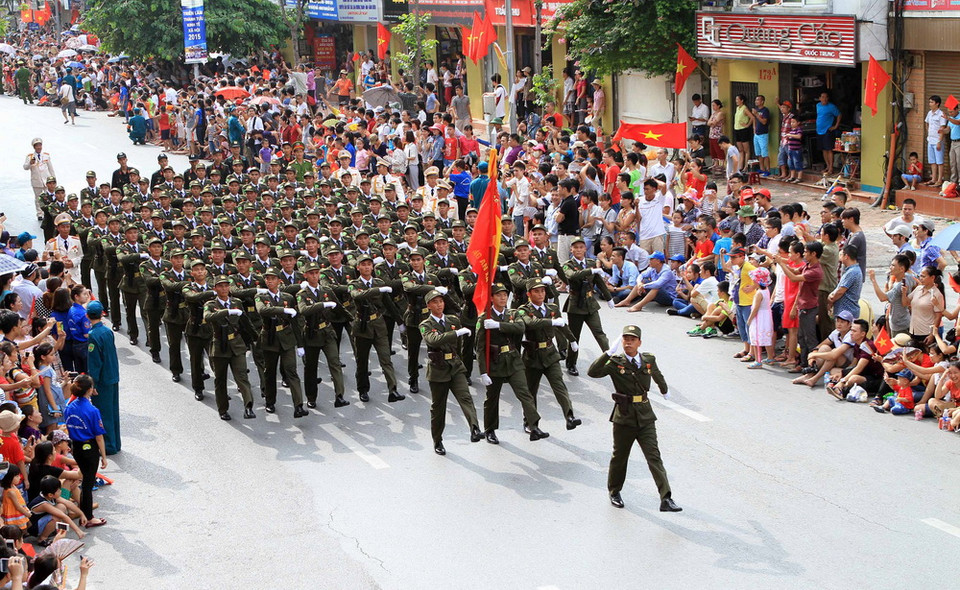 Lễ diễu binh, diễu hành cấp Quốc gia trên phố Nguyễn Thái Học. (Ảnh: TTXVN)