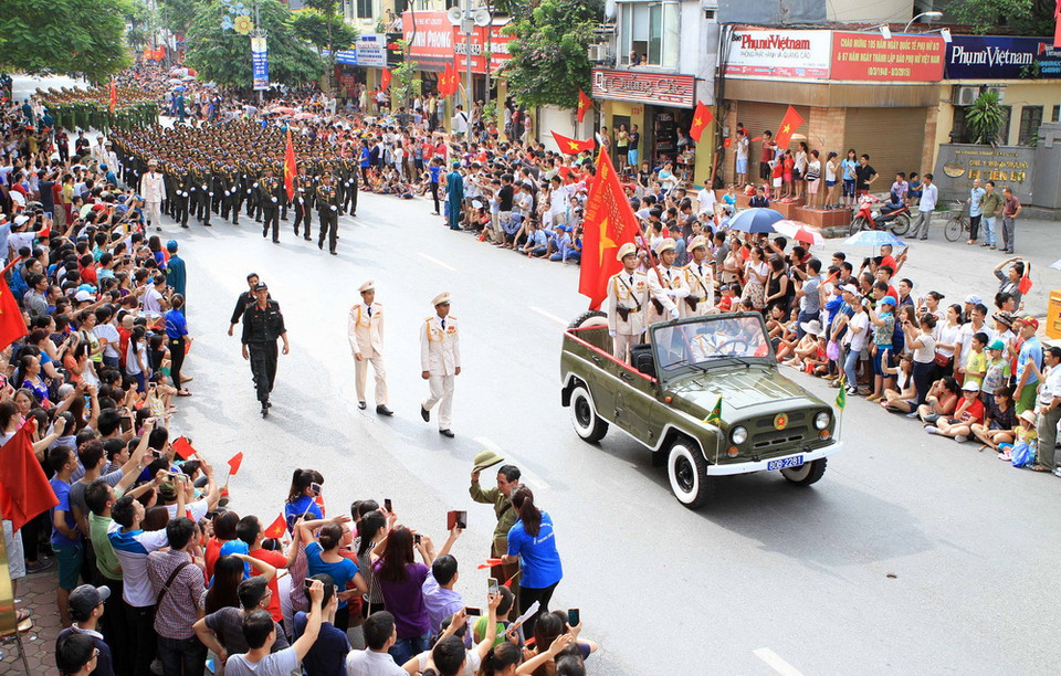 Khối lưc lượng công an, an ninh diễu binh, diễu hành trên phố Nguyễn Thái Học. (Ảnh: TTXVN)