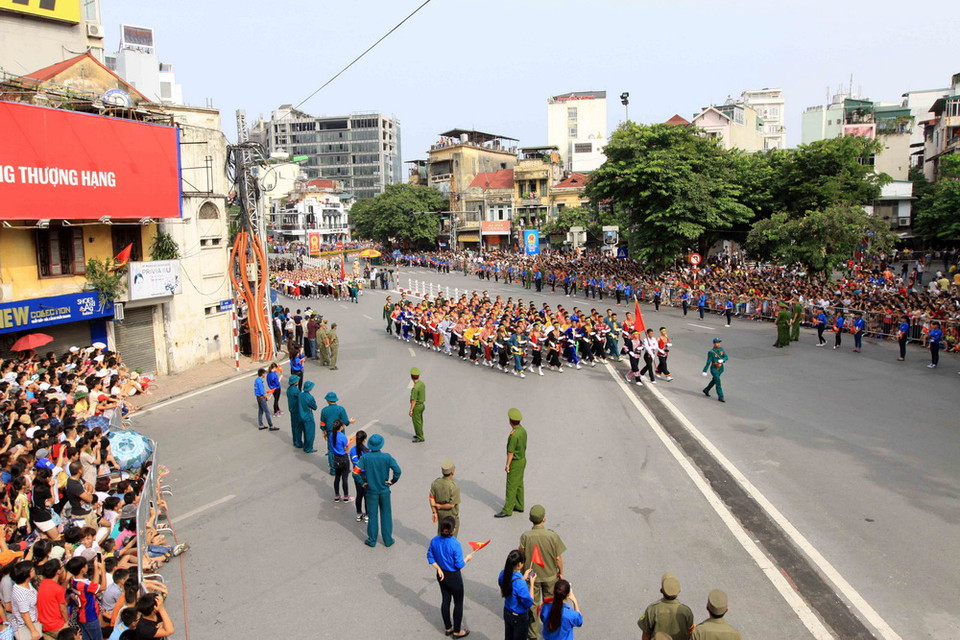 Khối Nam dân quân các dân tộc Việt Nam diễu binh qua khu vực Cửa Nam. (Ảnh: TTXVN)