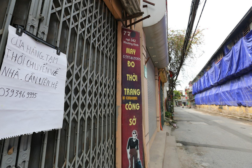 Đa số hộ kinh doanh trên phố, ngõ này đóng cửa, treo biển tạm thời nghỉ hoặc chuyển địa chỉ khác. (Ảnh: Thành Đạt/TTXVN)