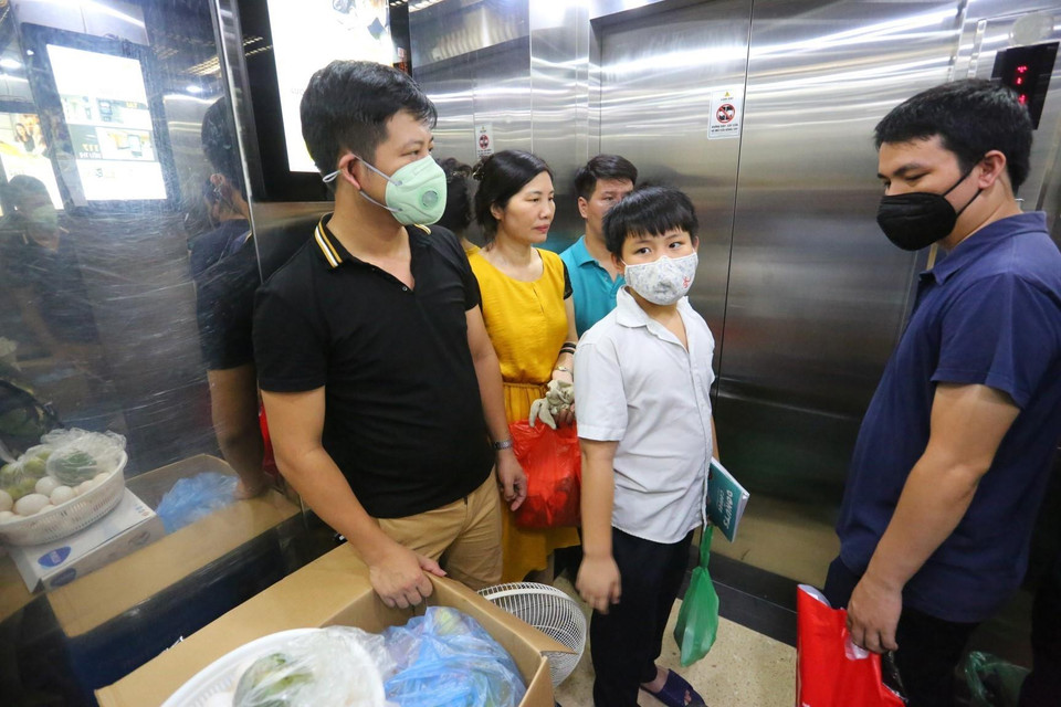 Những hộ dân tại chung cư A2, khu đô thị 54, ngõ 85 Hạ Đình, cách hiện trường 150 mét, sơ tán khỏi nơi cư trú. (Ảnh: Thành Đạt/TTXVN)