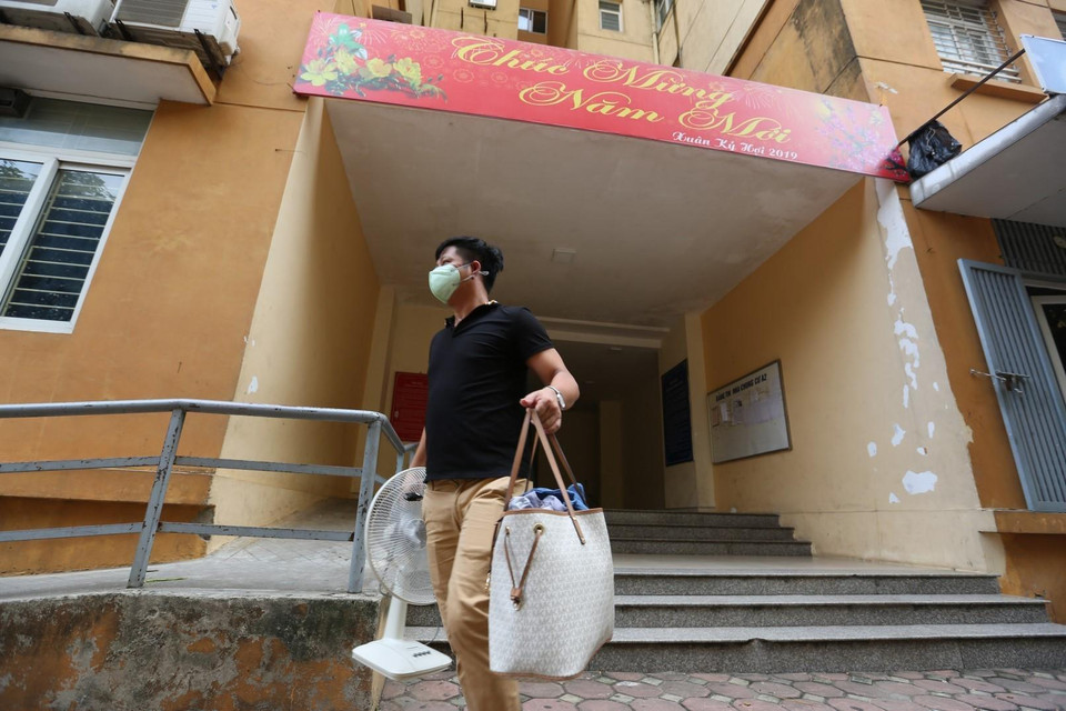 Nhiều người dân qua nhà lấy thêm đồ dùng rồi lại vội vã rời đi. (Ảnh: Thành Đạt/TTXVN)