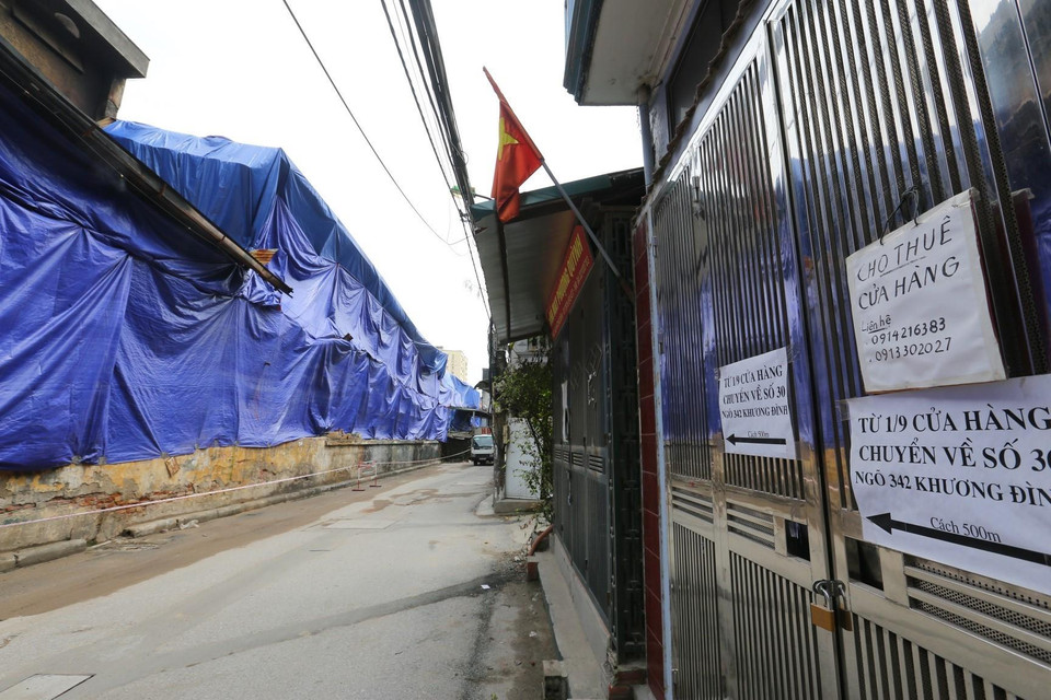 Đa số hộ kinh doanh trên phố, ngõ này đóng cửa, treo biển tạm thời nghỉ hoặc chuyển địa chỉ khác. (Ảnh: Thành Đạt/TTXVN)
