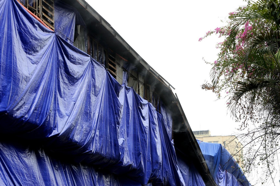 Dọc ngõ phố bên hông khu vực cháy, Công ty Cổ phần Bóng đèn Phích nước Rạng Đông đã lắp hệ thống dàn phun nước để làm mát, khống chế nhiệt độ khu vực bị cháy không vượt quá 30 độ C nhằm hạn chế thủy ngân từ khu vực cháy phát tán ra môi trường không khí xung quanh khi có nhiệt độ cao.(Ảnh: Thành Đạt/TTXVN)