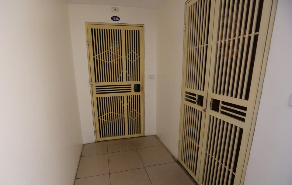 Những hộ dân tại chung cư A2, khu đô thị 54, ngõ 85 Hạ Đình, cách hiện trường 150 mét, sơ tán khỏi nơi cư trú. (Ảnh: Thành Đạt/TTXVN)