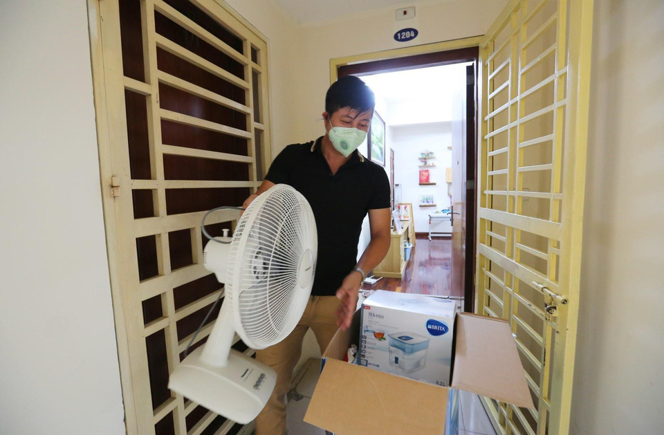 Những hộ dân tại chung cư A2, khu đô thị 54, ngõ 85 Hạ Đình, cách hiện trường 150 mét, sơ tán khỏi nơi cư trú. (Ảnh: Thành Đạt/TTXVN)